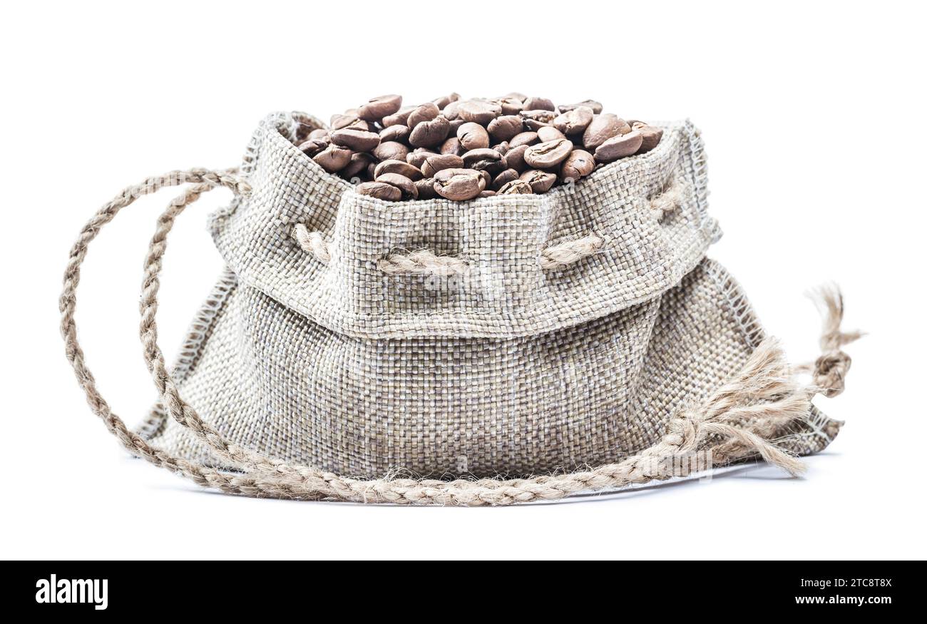 Grand sac ouvert de grains de café sur un fond blanc Banque D'Images