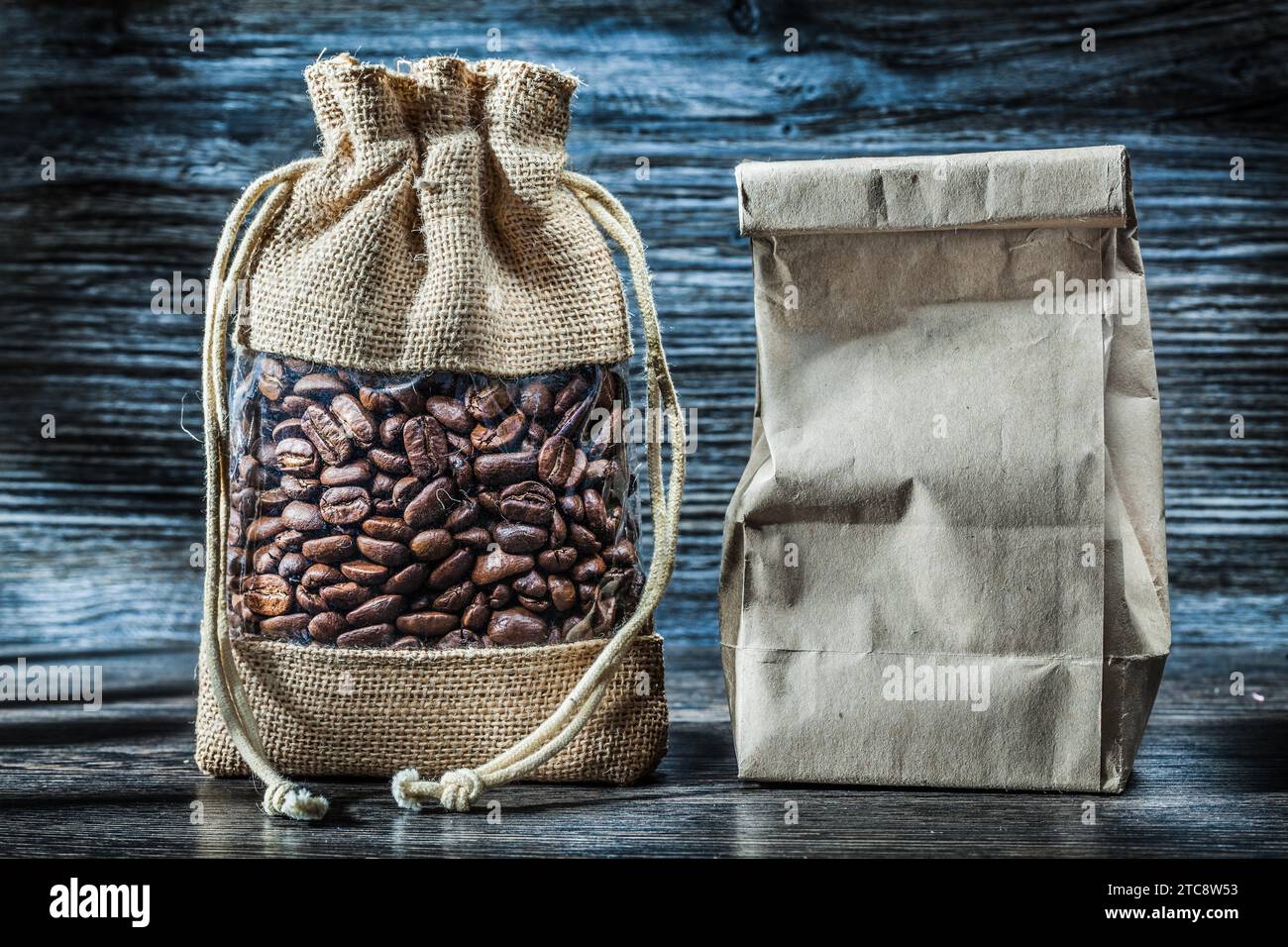 Grains de café dans des sacs et des sacs en papier Banque D'Images