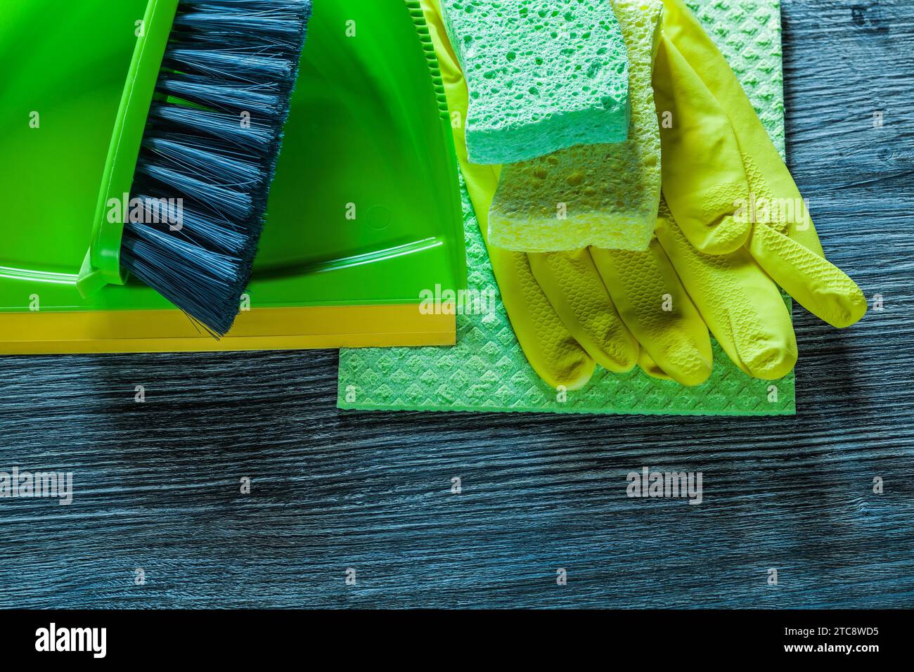 Pelle brosse éponges gants de sécurité torchon sur planche en bois vintage Banque D'Images