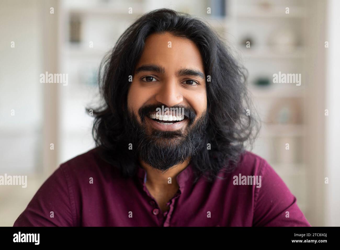 Portrait de beau jeune homme indien joyeux regardant la caméra Banque D'Images