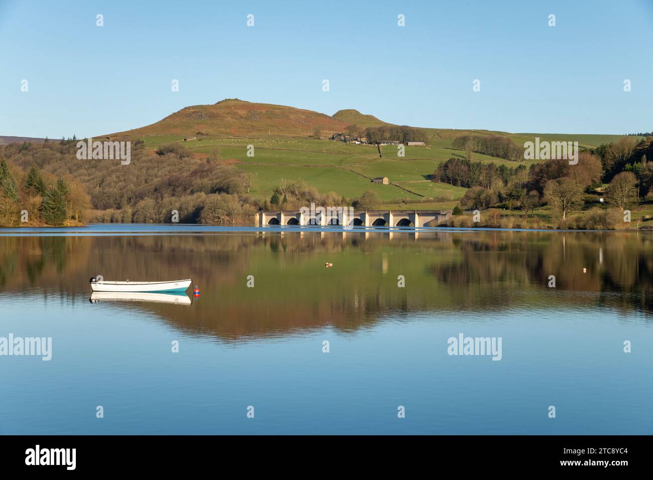Vue depuis Ladybower Fisheries par un matin ensoleillé de printemps dans le parc national de Peak District, Derbyshire, Angleterre. Banque D'Images