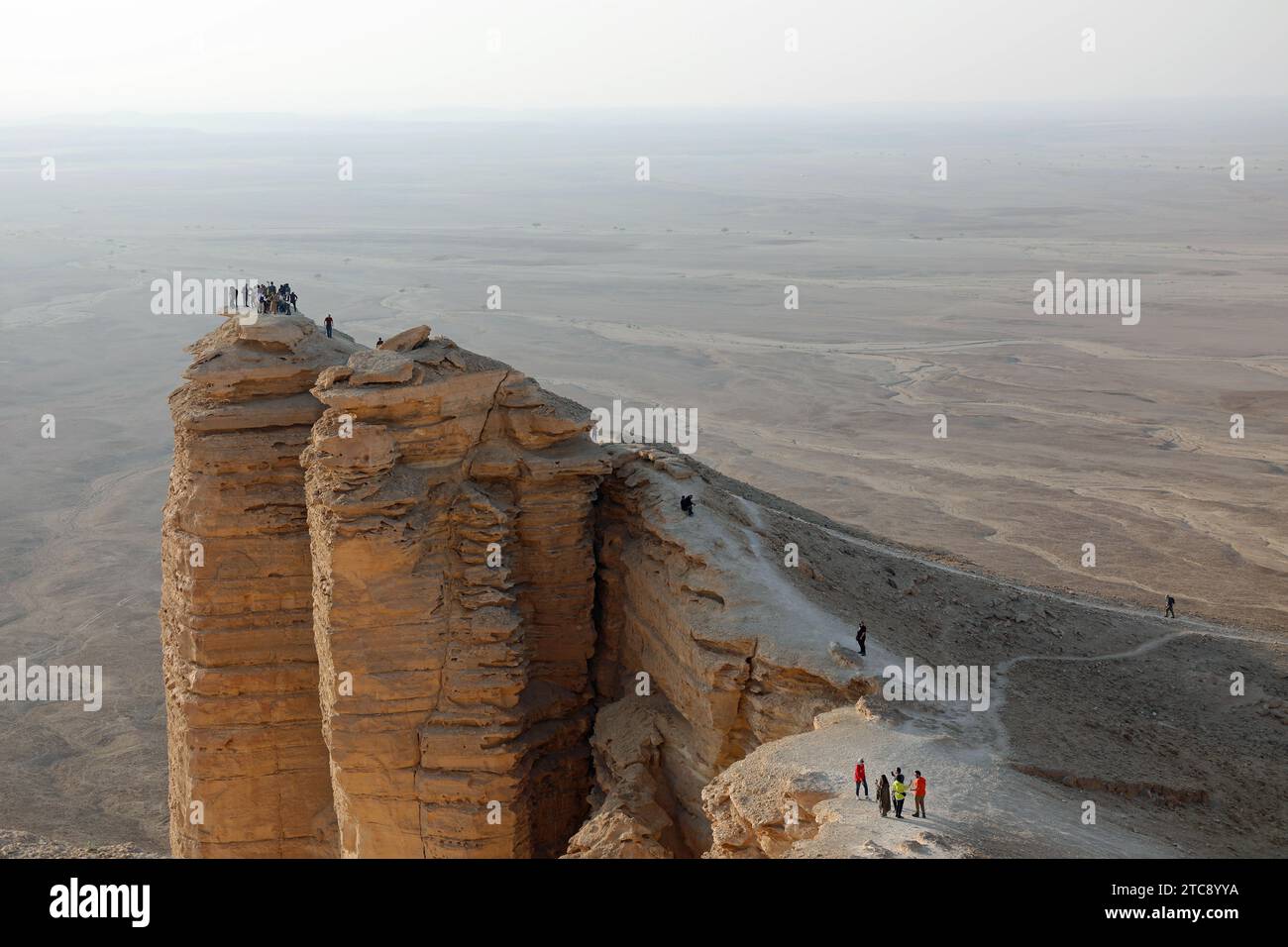 Touristes au bord du monde en Arabie Saoudite Banque D'Images