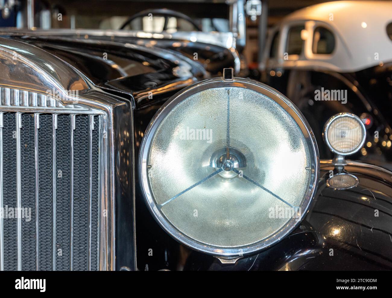 Grille de radiateur et phare de voiture rétro gros plan Banque D'Images