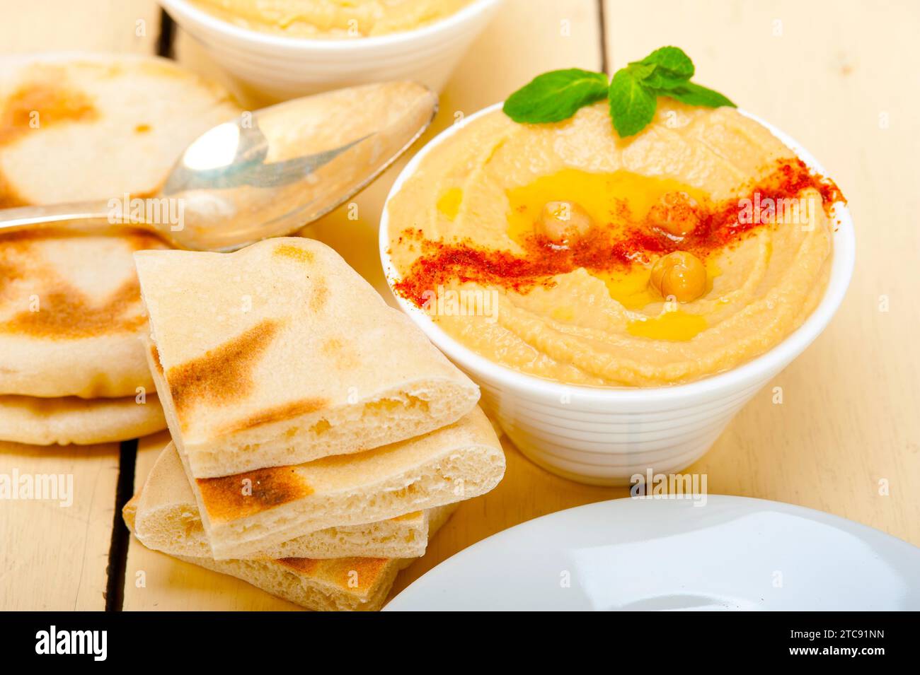 Houmous de pois chiches traditionnels avec pain pita et paprika sur le dessus Banque D'Images