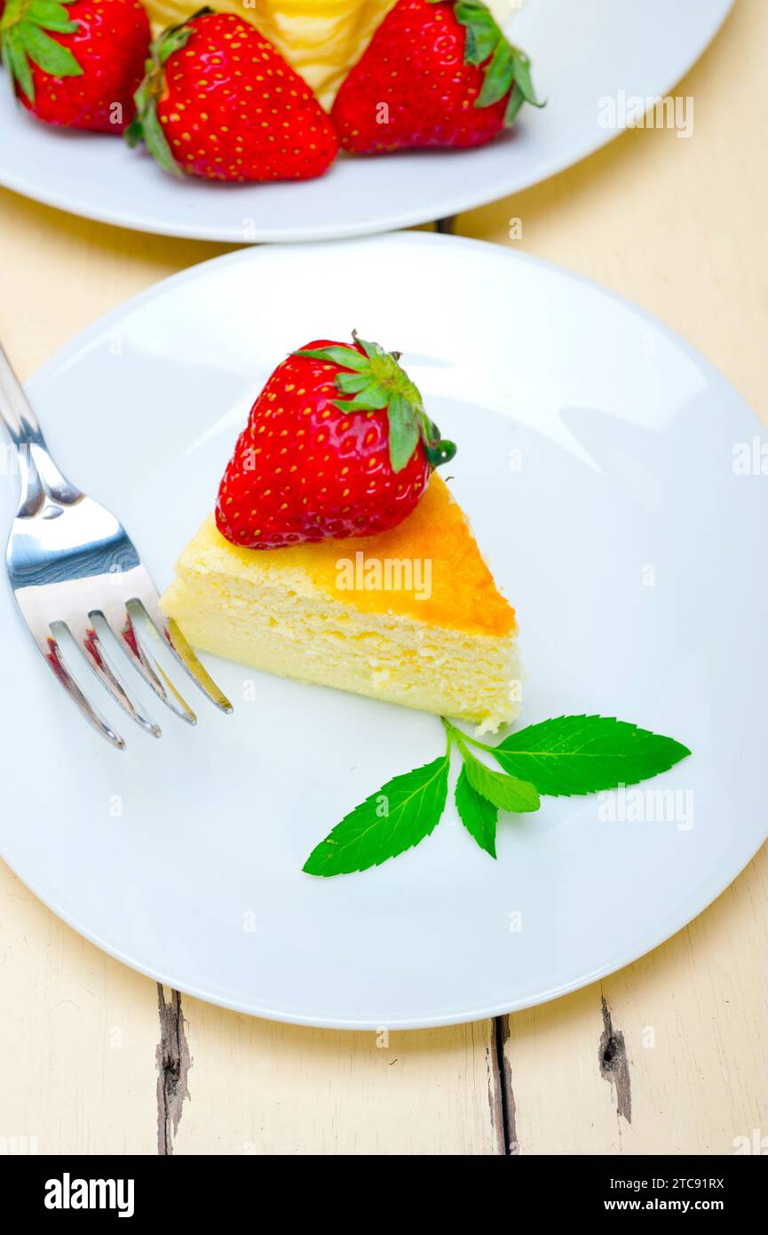 Gâteau au fromage en forme de coeur avec paille gâteau idéal pour la Saint-Valentin Banque D'Images