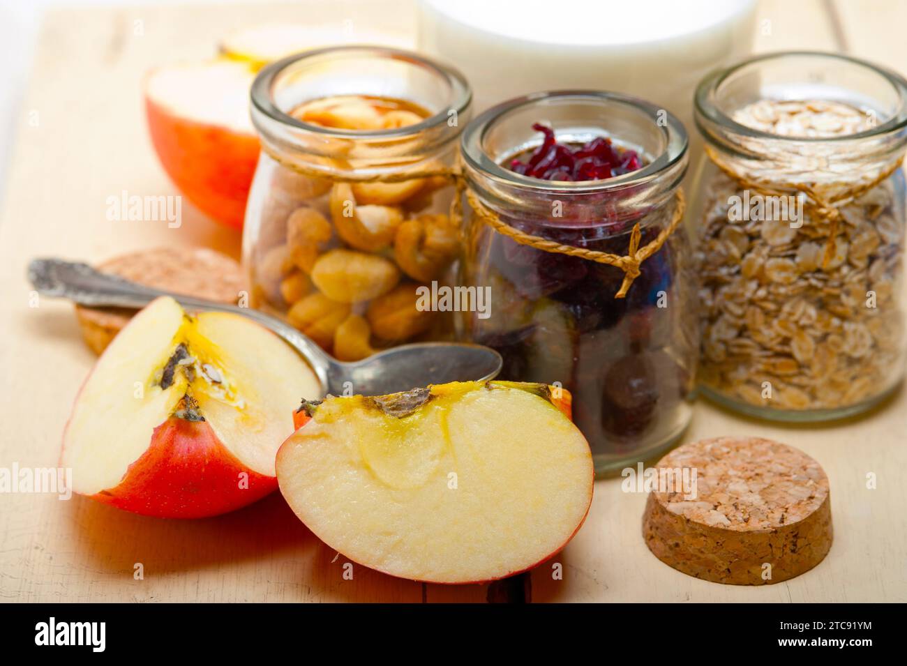 Ingrédients sains pour le petit-déjeuner lait avoine noix de cajou Clamberry craisins secs Banque D'Images