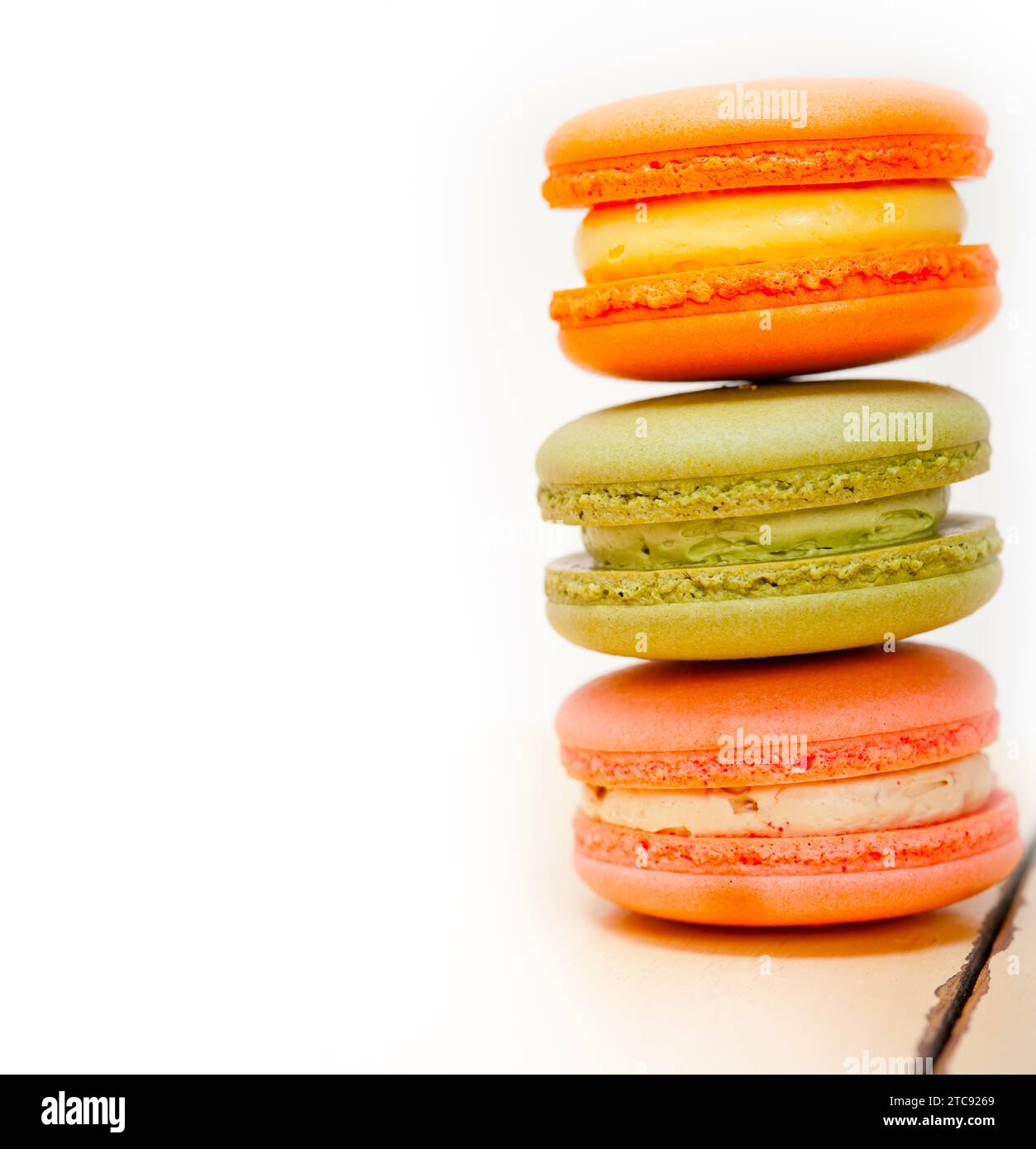 Macarons français colorés sur une table en bois rustique blanc Banque D'Images