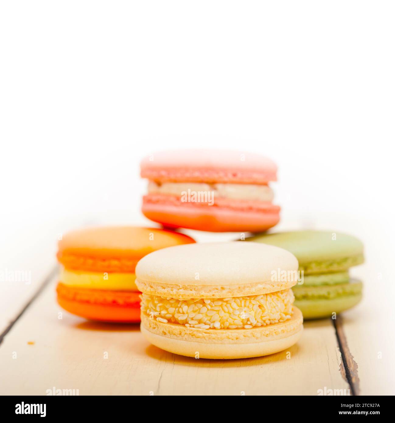 Macarons français colorés sur une table en bois rustique blanc Banque D'Images