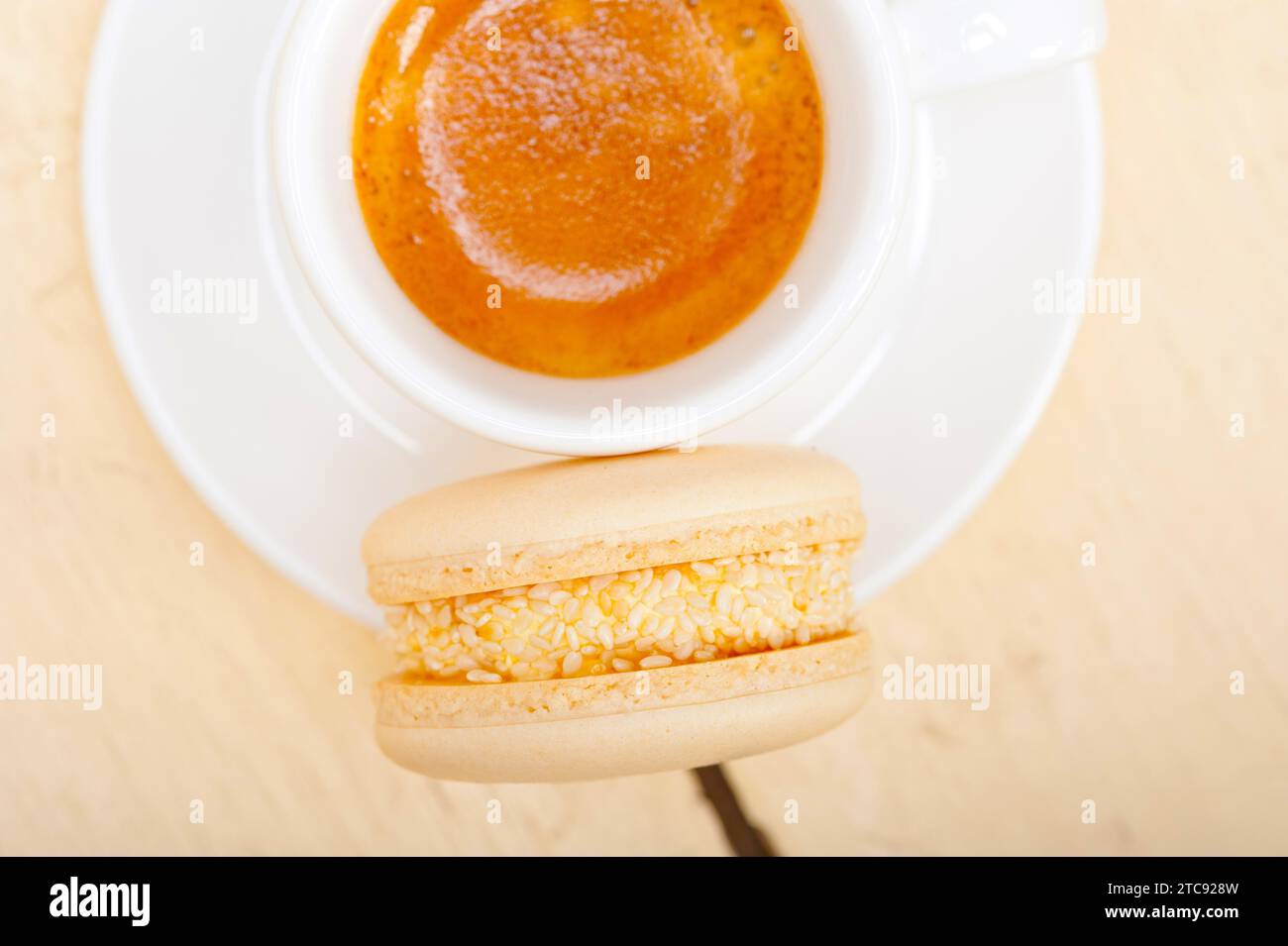 Macarons colorés avec café expresso sur table en bois blanc Banque D'Images