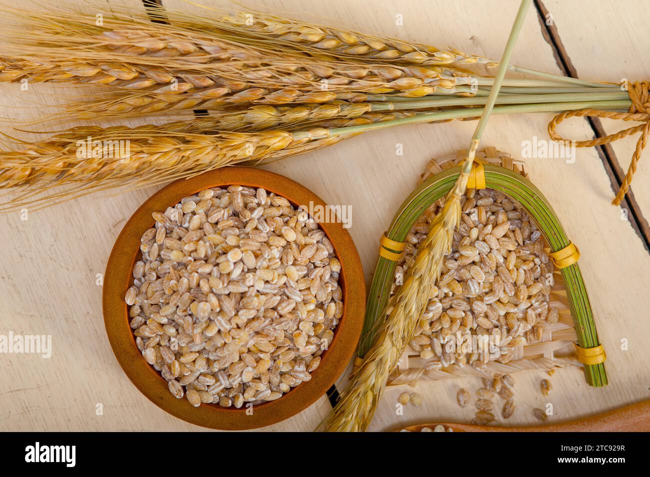 Gros plan de la table en bois rustique avec grains d'orge bio Banque D'Images