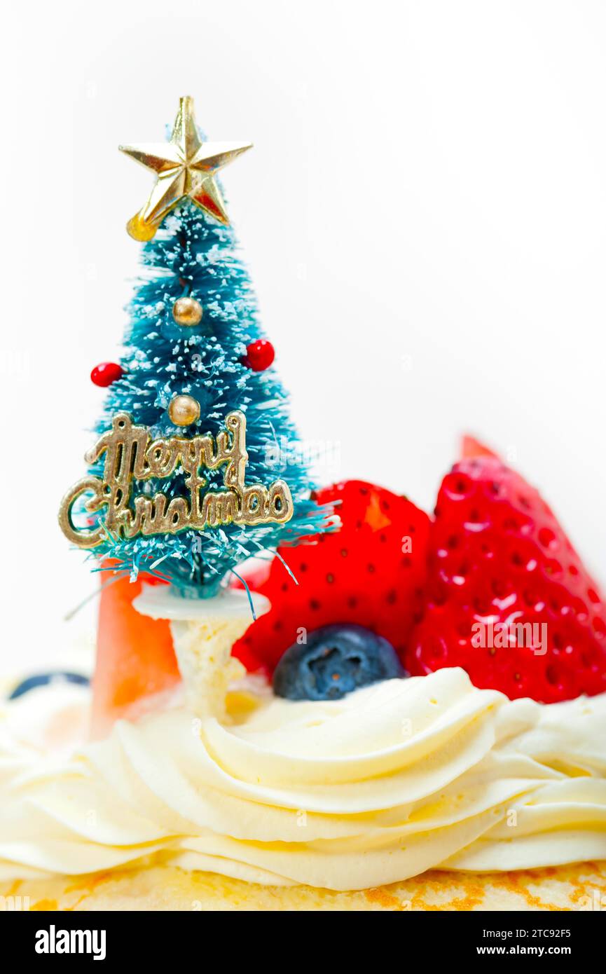 Arbre de Noël au sommet d'une montagne de crêpes à crêpes avec de la crème fouettée et de la fraise Banque D'Images