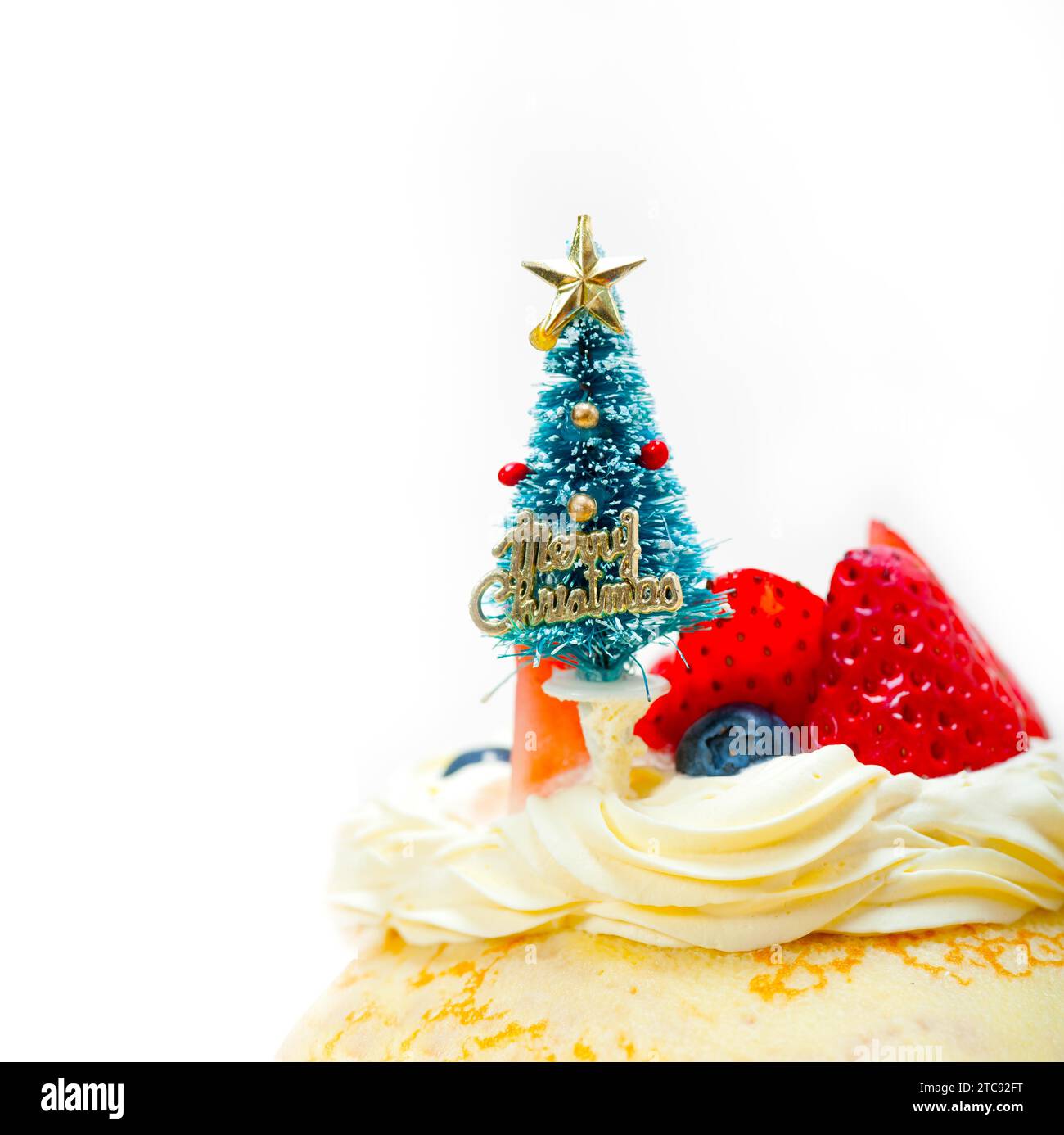 Arbre de Noël au sommet d'une montagne de crêpes à crêpes avec de la crème fouettée et de la fraise Banque D'Images