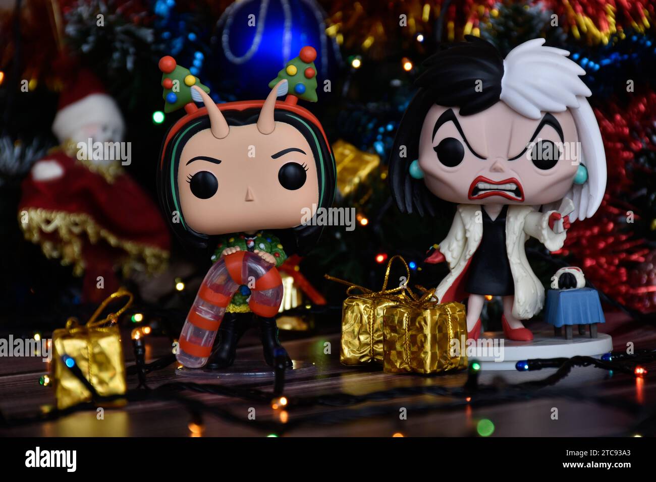 Figurines Funko Pop de Mantis des Gardiens de la Galaxie et du méchant Disney Cruella de Vil. Arbre de Noël, boîtes cadeaux, lumières colorées. Banque D'Images