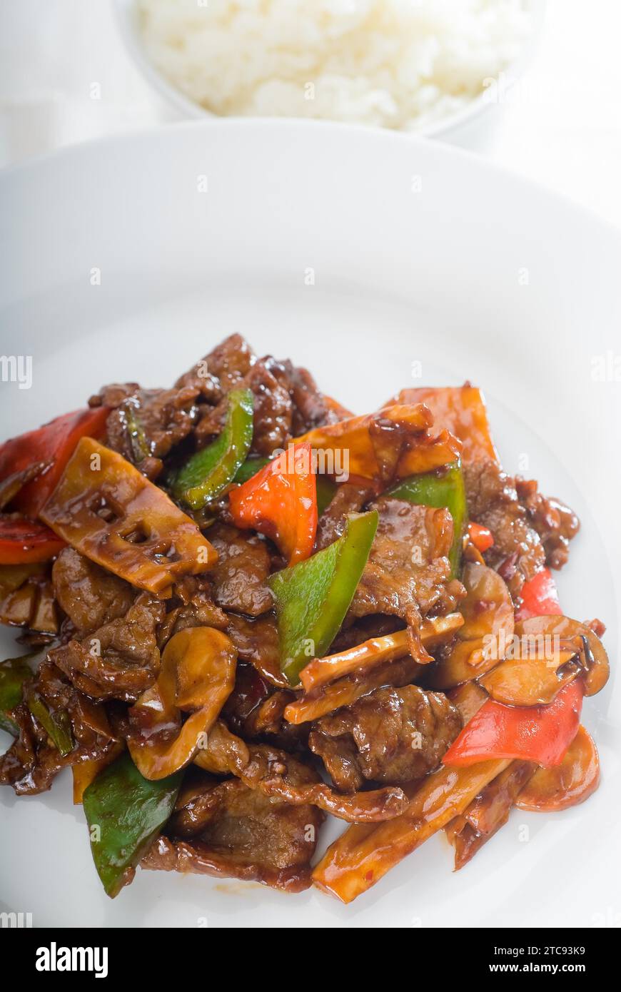 Plat chinois typique, bœuf frais sauté avec des graines de bambou de poivre et des champignons Banque D'Images