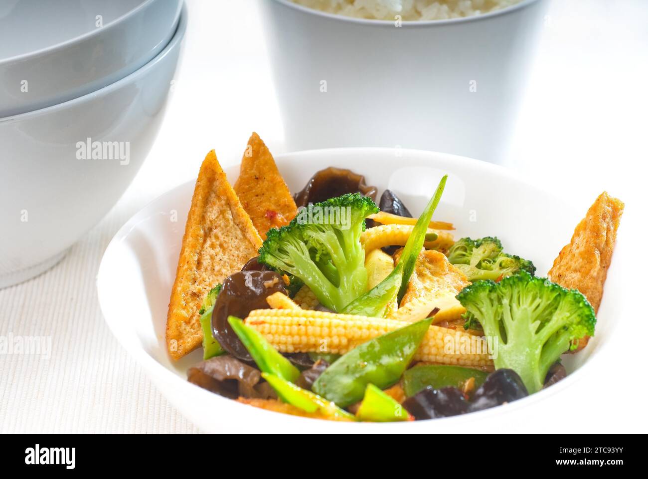 Tofu frais et sain, beancurd avec mélange de légumes plat typique chinois Banque D'Images