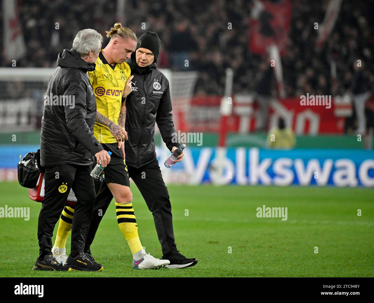 Marius Wolf Borussia Dortmund BVB (17) blessé, les entraîneurs le mènent hors du terrain, DFB Cup, MHPArena, MHP Arena Stuttgart, Baden-Wuerttemberg Banque D'Images