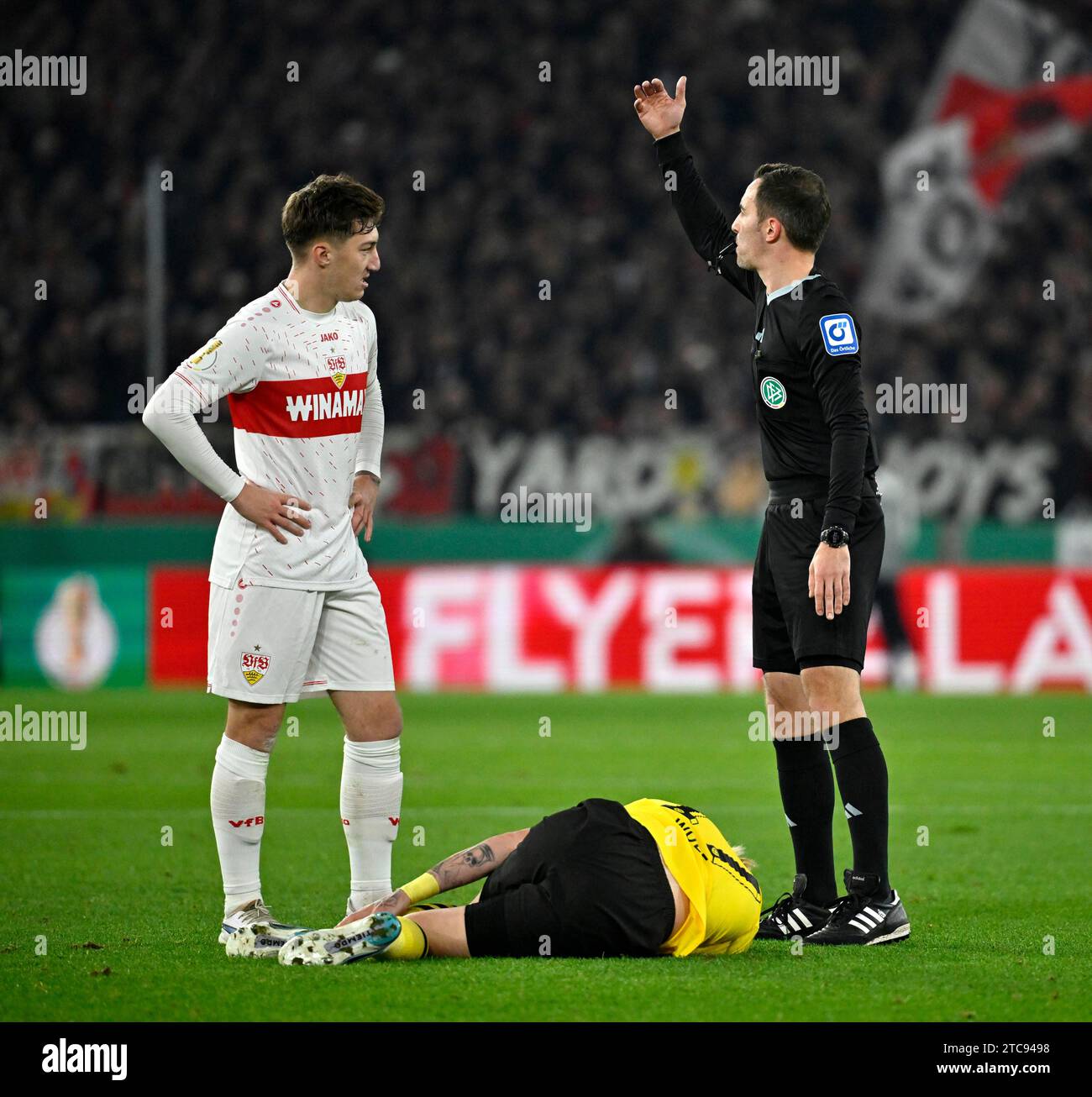 Marius Wolf Borussia Dortmund BVB (17) blessé au sol, blessure, arbitre Benjamin Brand, geste, geste, appelle entraîneur, gauche Angelo Banque D'Images