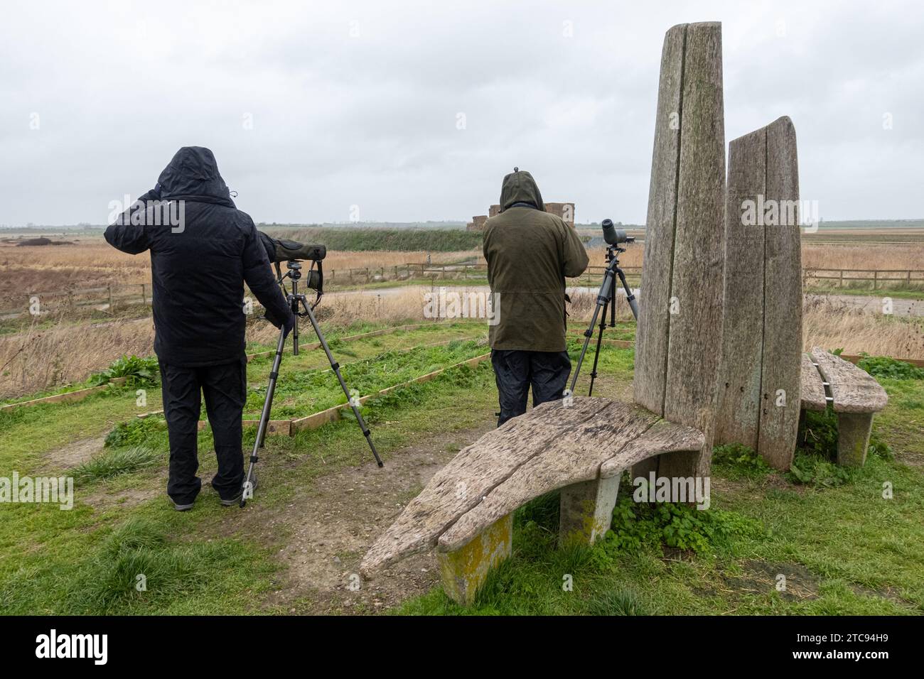 Deux ornithologues au point de vue RSPB Capel Fleet Raptor, île de Sheppey, Kent, Angleterre, Royaume-Uni, pendant l'hiver Banque D'Images