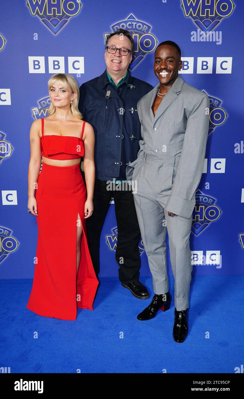 Millie Gibson, Russell T. Davies et Ncuti Gatwa, arrivent pour la première de Doctor Who au BFI Southbank à Londres. Date de la photo : lundi 11 décembre 2023. Banque D'Images