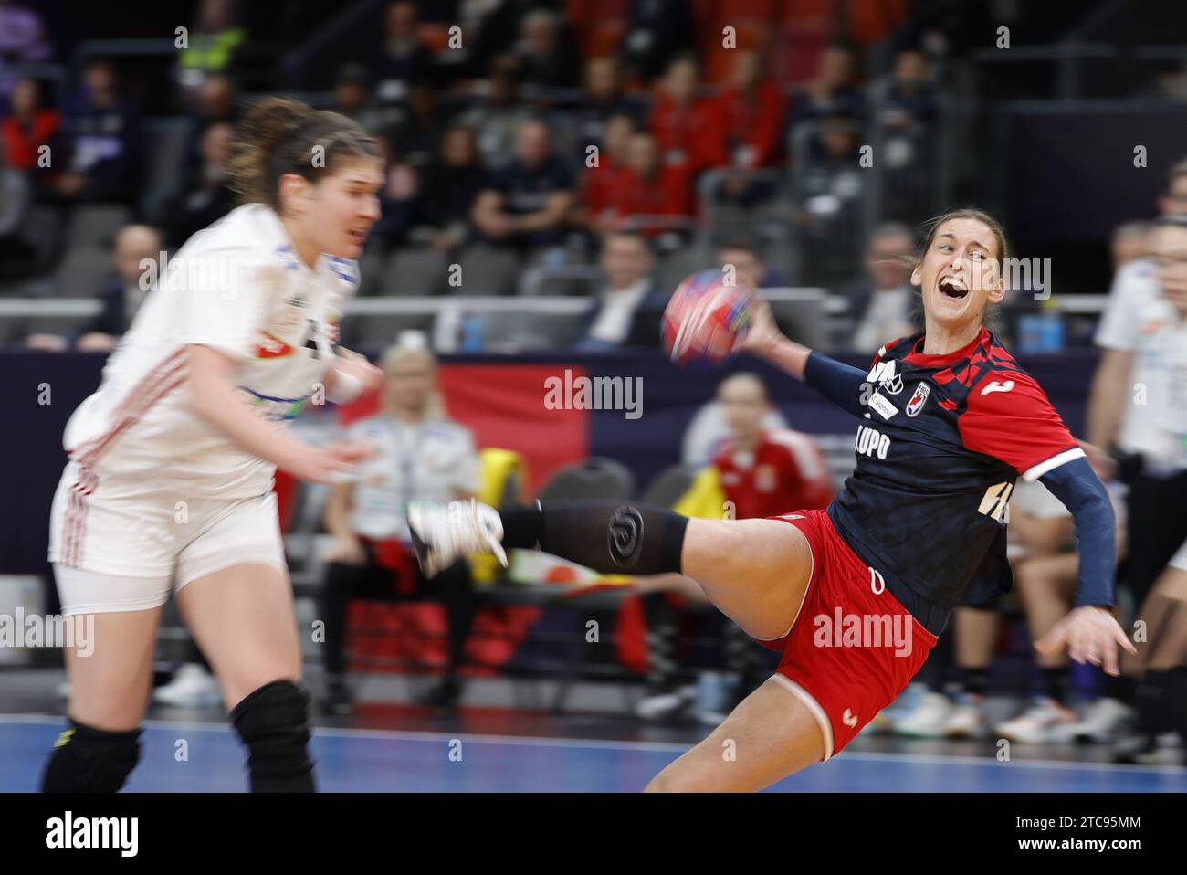 Sara Šenvald (R) de Croatie en action lors du Championnat du monde féminin de handball main Round Group 1 entre la Hongrie et la Croatie dans le Scandinavium Arena, Gothenburg, Suède lundi 11 décembre 2023. Photo : Adam Ihse / TT / kod 9200 Banque D'Images