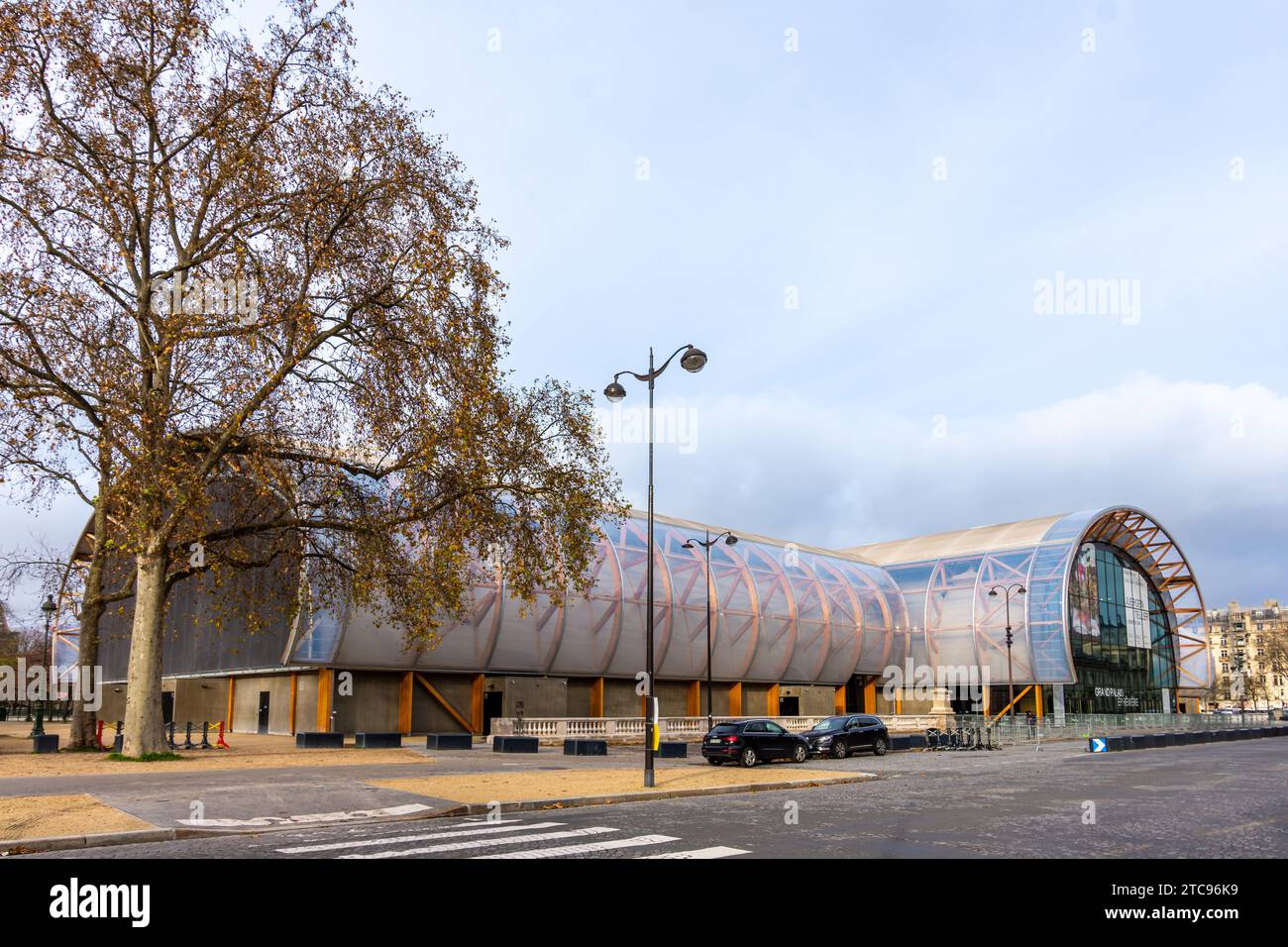Vue extérieure du Grand Palais éphémère, également appelé Arena champ