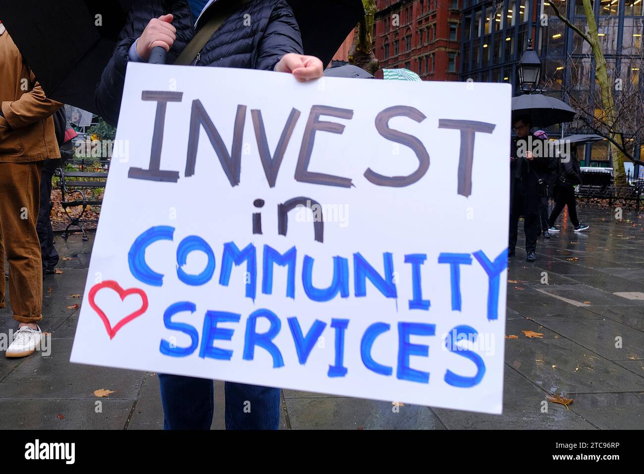 New York, NY, États-Unis. 11 décembre 2023. Des dizaines de personnes se sont rassemblées à l'extérieur de l'hôtel de ville pour protester contre les réductions proposées par le maire Adams dans les services de la ville, y compris les bibliothèques, l'éducation et le compostage le 11 décembre 2023 à New York. Crédit : Katie Godowski/Media Punch/Alamy Live News Banque D'Images