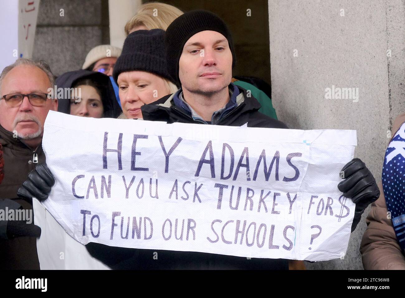 New York, NY, États-Unis. 11 décembre 2023. Des dizaines de personnes se sont rassemblées à l'extérieur de l'hôtel de ville pour protester contre les réductions proposées par le maire Adams dans les services de la ville, y compris les bibliothèques, l'éducation et le compostage le 11 décembre 2023 à New York. Crédit : Katie Godowski/Media Punch/Alamy Live News Banque D'Images