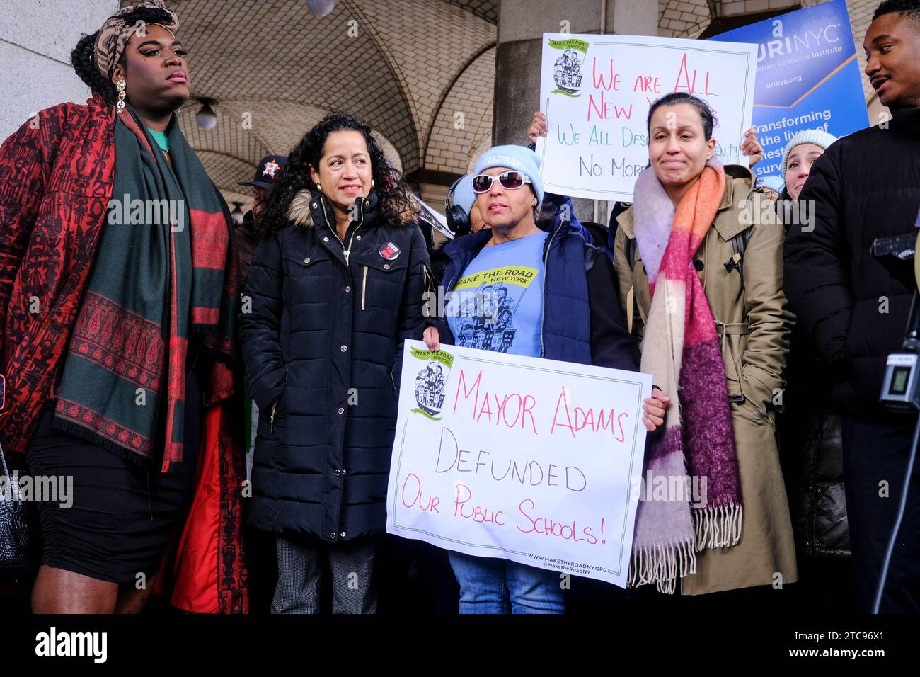 New York, NY, États-Unis. 11 décembre 2023. Des dizaines de personnes se sont rassemblées à l'extérieur de l'hôtel de ville pour protester contre les réductions proposées par le maire Adams dans les services de la ville, y compris les bibliothèques, l'éducation et le compostage le 11 décembre 2023 à New York. Crédit : Katie Godowski/Media Punch/Alamy Live News Banque D'Images