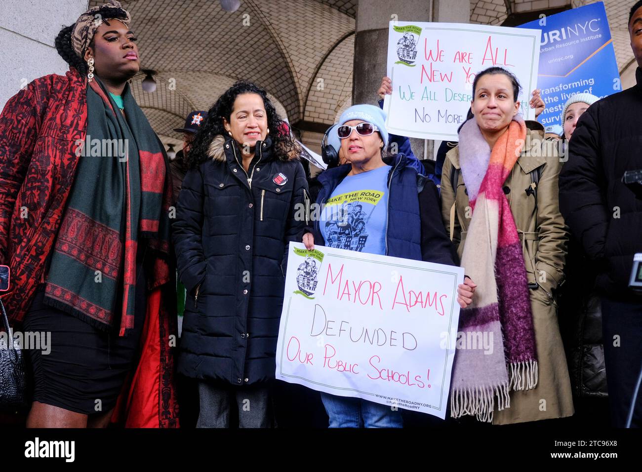 New York, NY, États-Unis. 11 décembre 2023. Des dizaines de personnes se sont rassemblées à l'extérieur de l'hôtel de ville pour protester contre les réductions proposées par le maire Adams dans les services de la ville, y compris les bibliothèques, l'éducation et le compostage le 11 décembre 2023 à New York. Crédit : Katie Godowski/Media Punch/Alamy Live News Banque D'Images