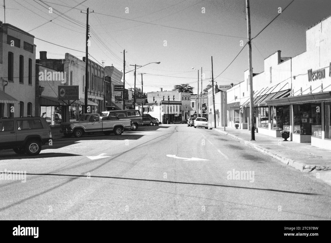 Wetumka, Alabama, États-Unis - 22 octobre 1995 : éditorial d'archive vue noire et hilte de Company Street dans le quartier historique du centre-ville. Tourné sur film. Banque D'Images