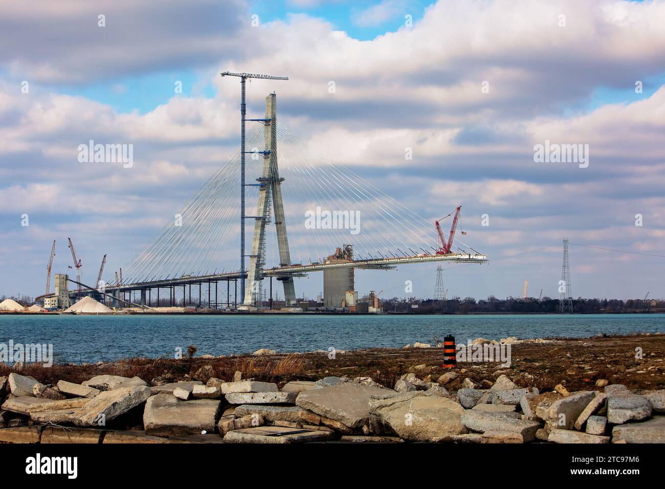 Windsor, Ontario Canada - 23 novembre 2023 : le pont Gordie Howe en construction montre la hauteur finale de la tour américaine. Banque D'Images