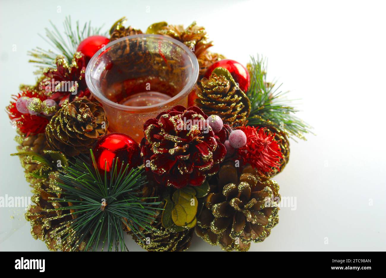 Une photo rapprochée d'un cône de sapin et d'un porte-bougie de Noël botanique de baies. Banque D'Images