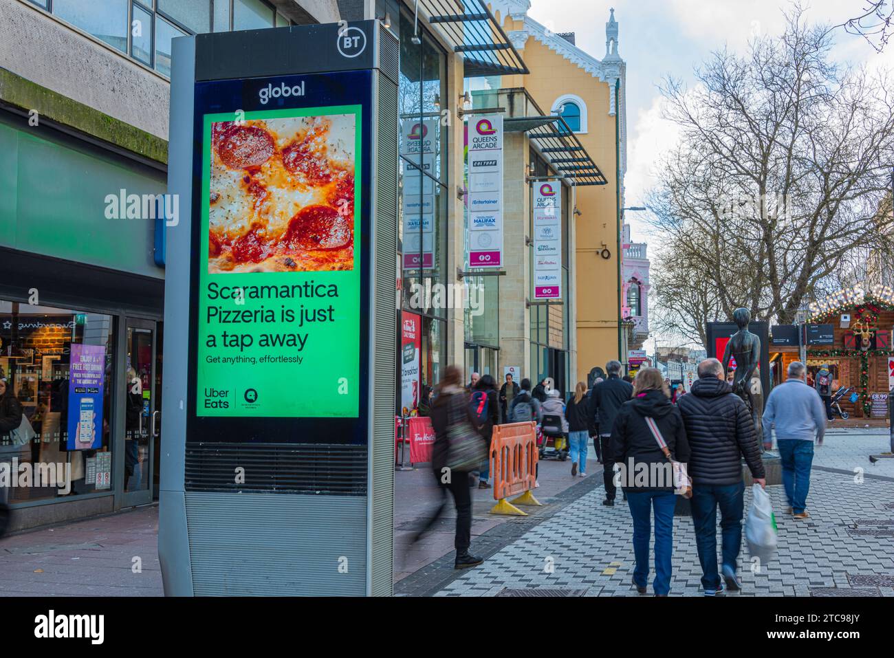 Écran de publicité numérique sur Cardiff Queen Street Banque D'Images