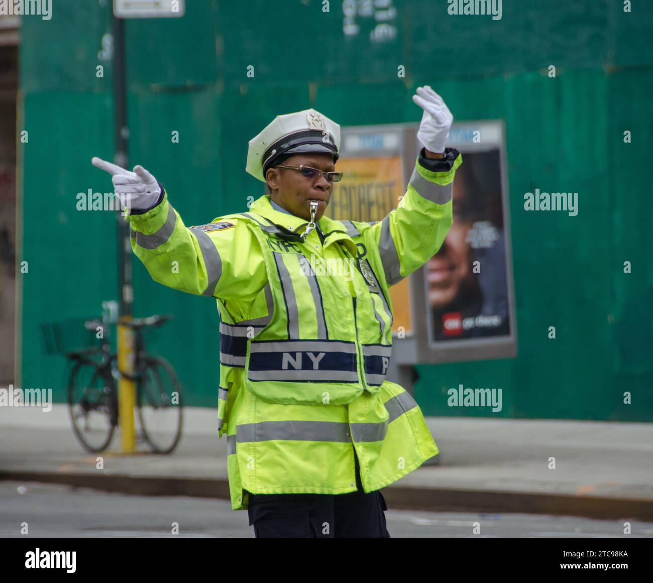 le flic dirige le trafic à une intersection dans le Lower Manhattan Banque D'Images