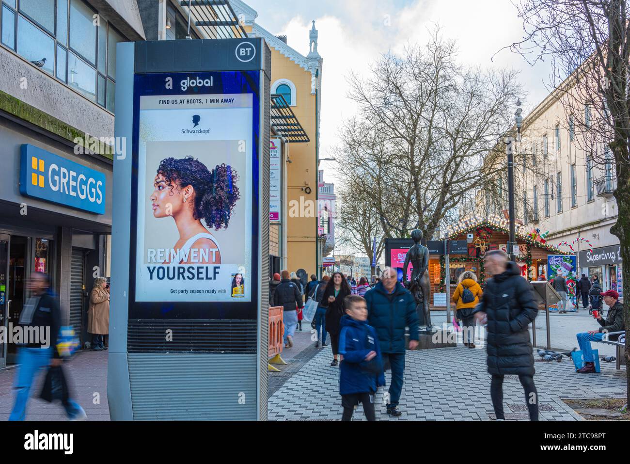 Écran de publicité numérique sur Cardiff Queen Street Banque D'Images