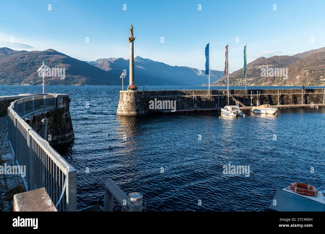 Le vieux port avec la statue de Madonnina à Luino, situé sur la côte du lac majeur, en Italie Banque D'Images