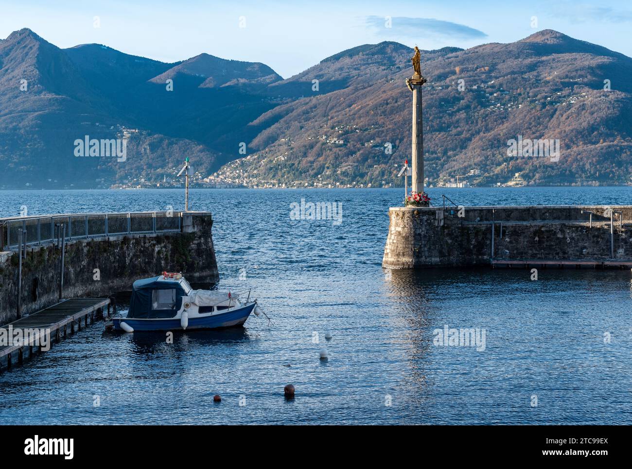 Le vieux port avec la statue de Madonnina à Luino, situé sur la côte du lac majeur, en Italie Banque D'Images