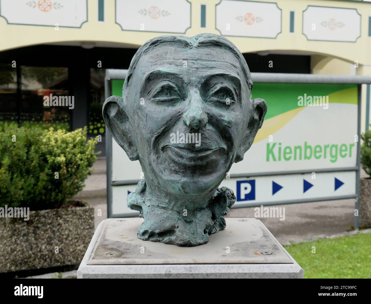 Strobl, Autriche. 29 août 2023. Buste de l'acteur Theo Lingen, 1903-1978, dans Strobl am Wolfgangsee dans la région du Salzkammergut en Autriche. Le Salzkammergut est la capitale de la culture 2024. Crédit : Beate Schleep/dpa/Alamy Live News Banque D'Images