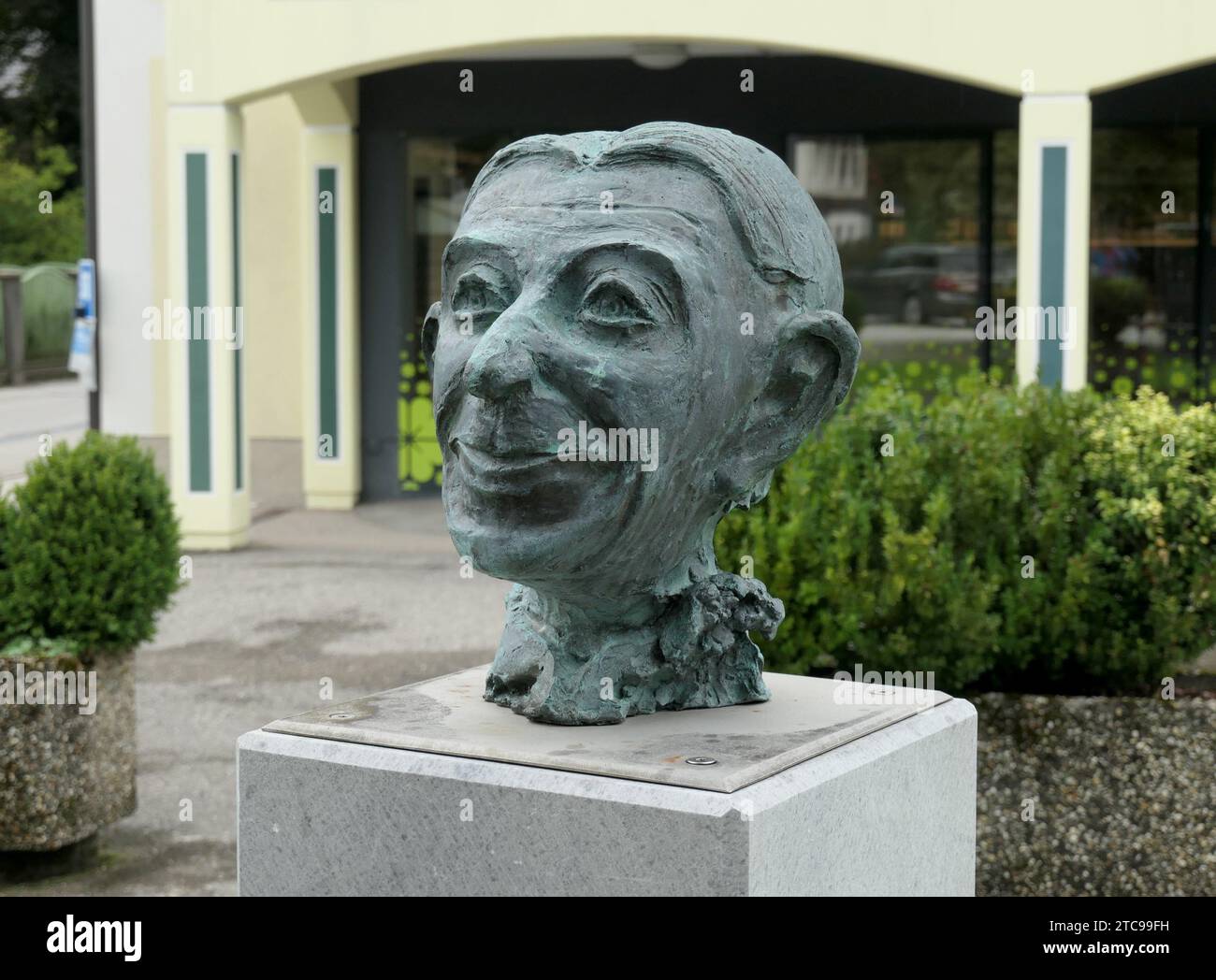 Strobl, Autriche. 29 août 2023. Buste de l'acteur Theo Lingen, 1903-1978, dans Strobl am Wolfgangsee dans la région du Salzkammergut en Autriche. Le Salzkammergut est la capitale de la culture 2024. Crédit : Beate Schleep/dpa/Alamy Live News Banque D'Images