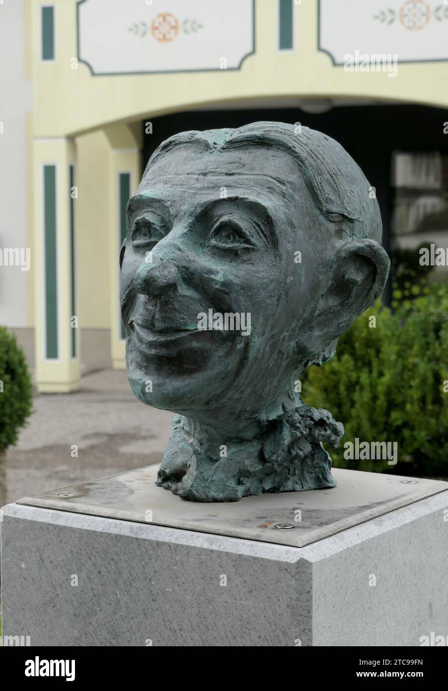 Strobl, Autriche. 29 août 2023. Buste de l'acteur Theo Lingen, 1903-1978, dans Strobl am Wolfgangsee dans la région du Salzkammergut en Autriche. Le Salzkammergut est la capitale de la culture 2024. Crédit : Beate Schleep/dpa/Alamy Live News Banque D'Images