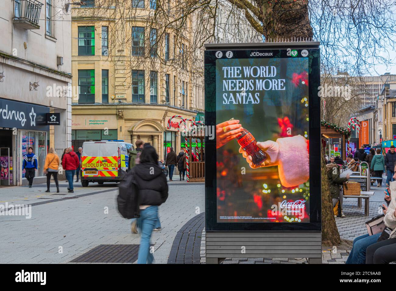 Ecran de publicité numérique Cardiff décembre 2023 Banque D'Images