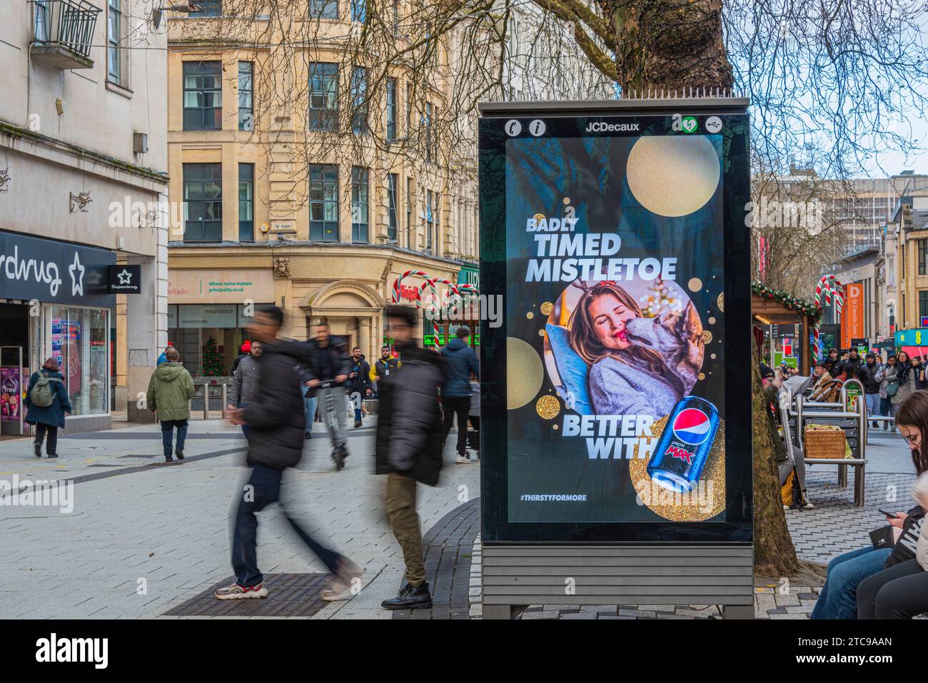 Ecran de publicité numérique Cardiff décembre 2023 Banque D'Images