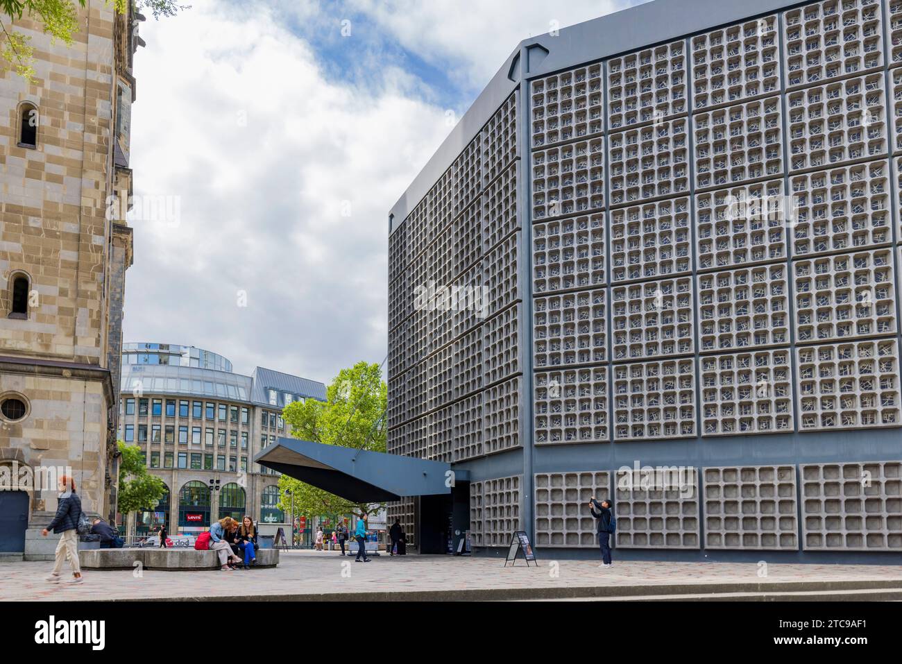 Berlin, Allemagne - 25 juillet 2023 : bâtiment ancien et moderne de l'église commémorative Kaiser Wilhelm, Gedachtniskirche, dans le quartier Charlottenburg de Berlin, sur Breitscheidplatz Banque D'Images