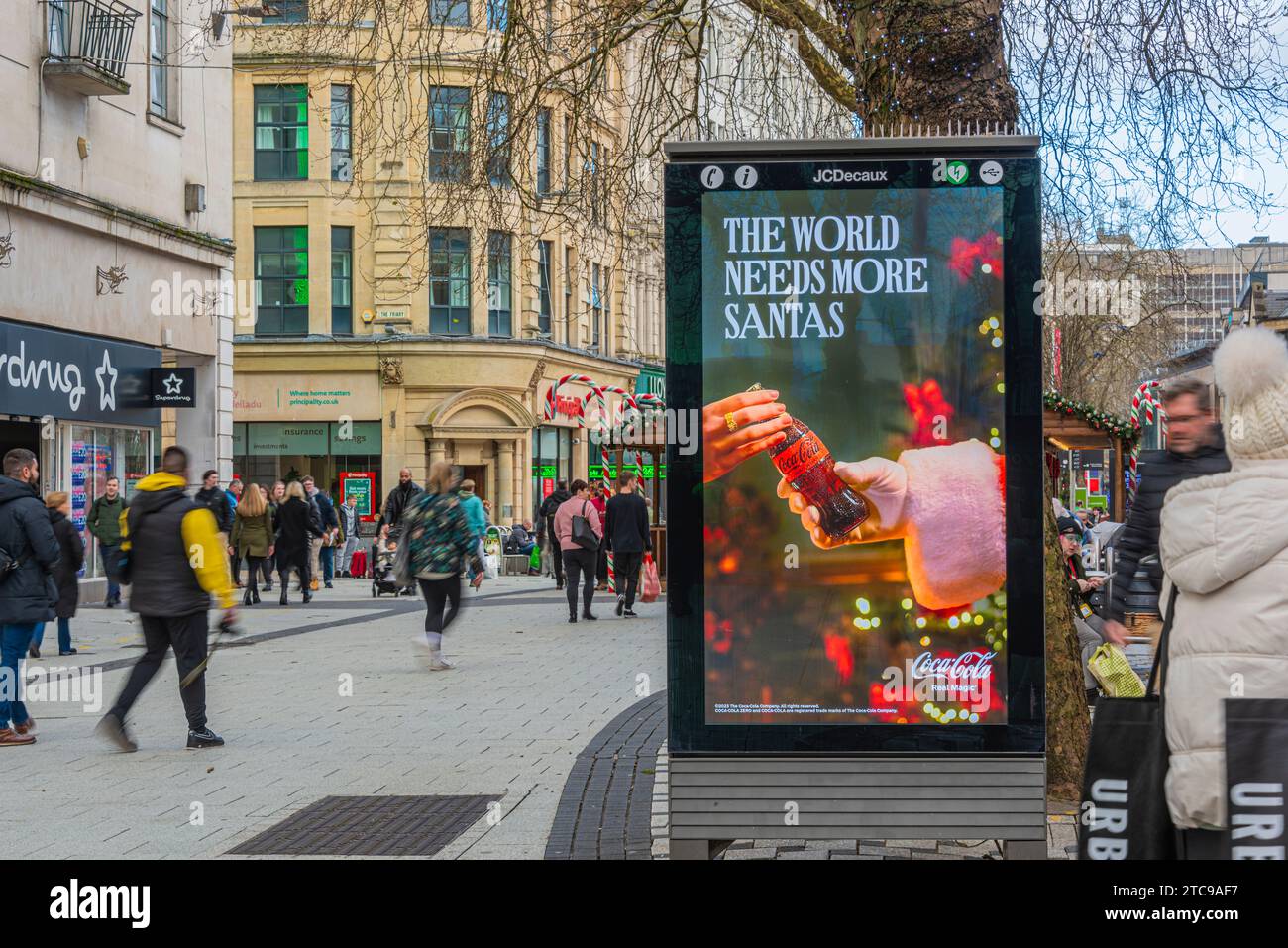 Ecran de publicité numérique Cardiff décembre 2023 Banque D'Images