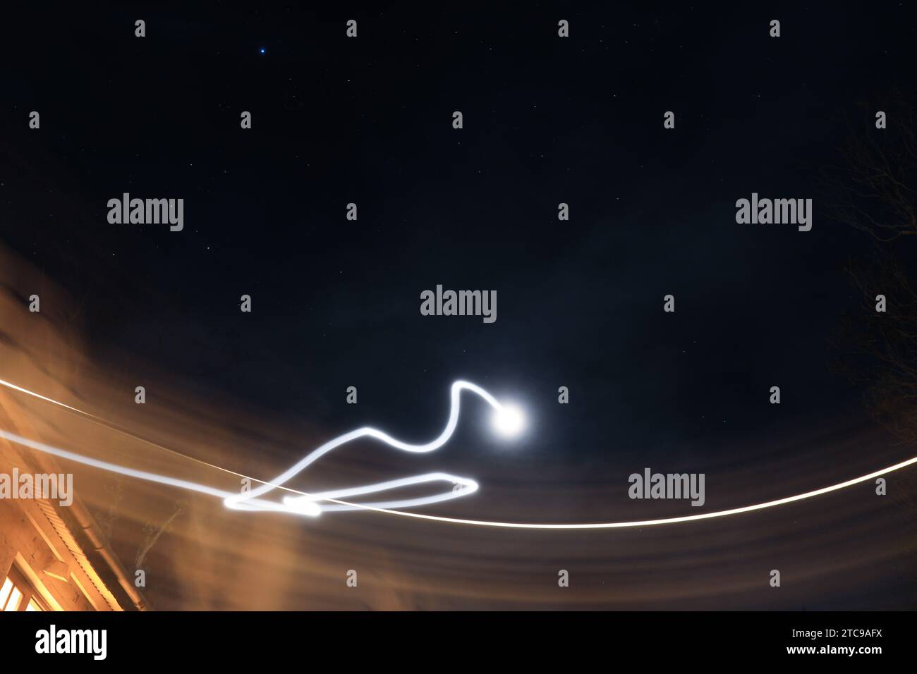 Abstraite lignes irrégulières colorées peinture légère dans le fond du ciel avec des étoiles Banque D'Images