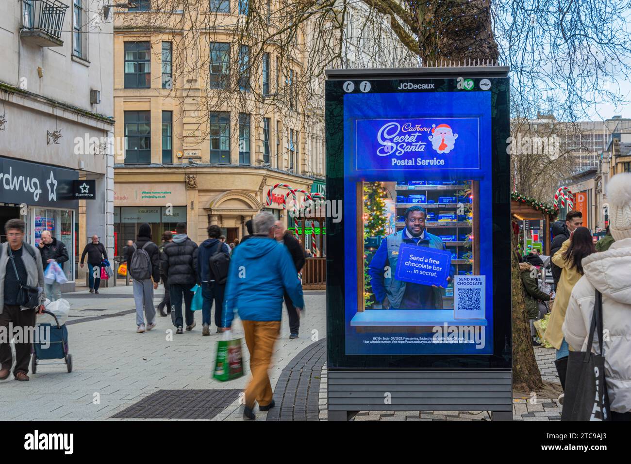 Ecran de publicité numérique Cardiff décembre 2023 Banque D'Images