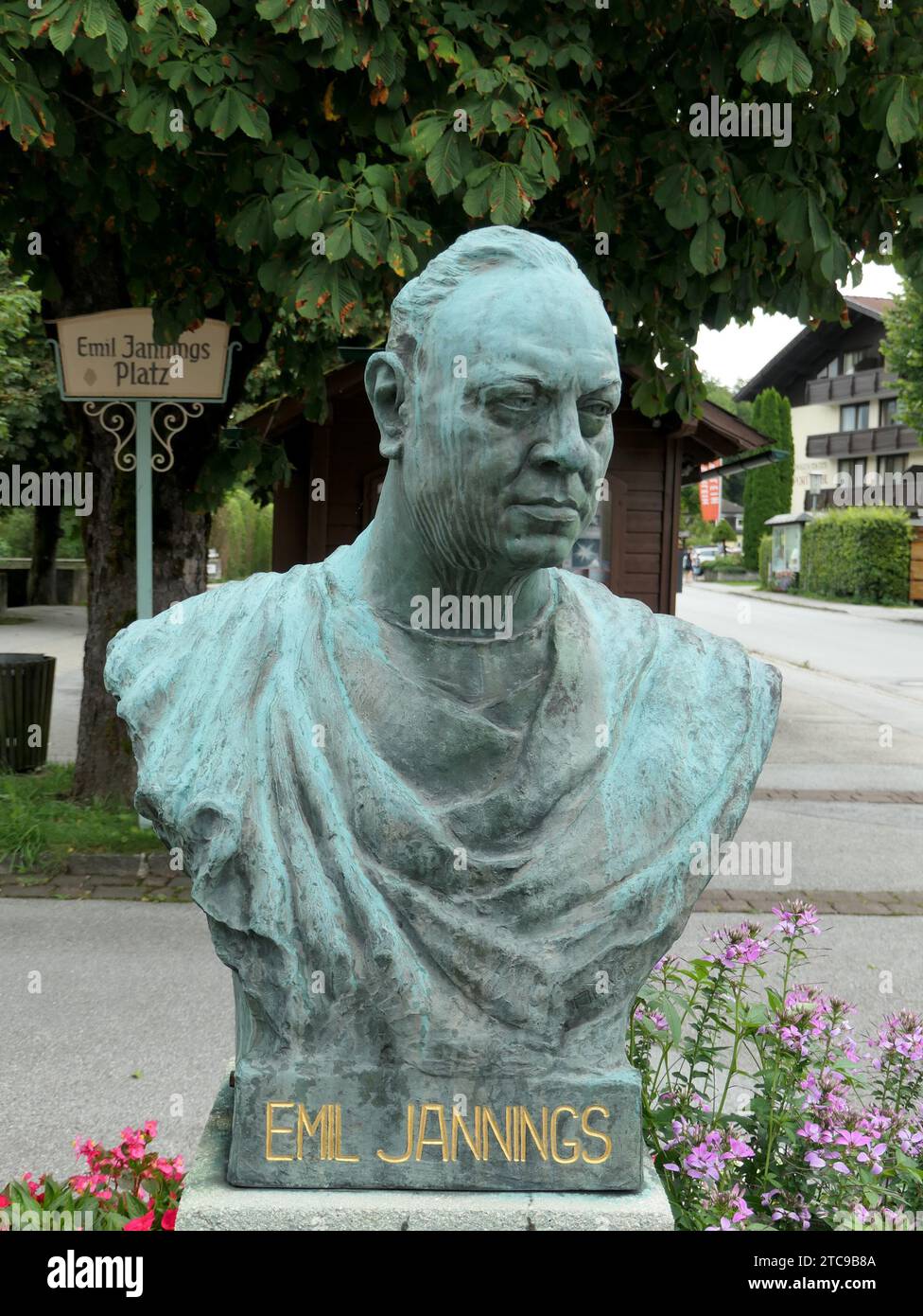 Strobl, Autriche. 27 août 2023. Buste de l'acteur allemand Emil Jannings, 1884-1950, dans Strobl am Wolfgangsee dans la région du Salzkammergut en Autriche. Le Salzkammergut est la capitale de la culture 2024. Crédit : Beate Schleep/dpa/Alamy Live News Banque D'Images