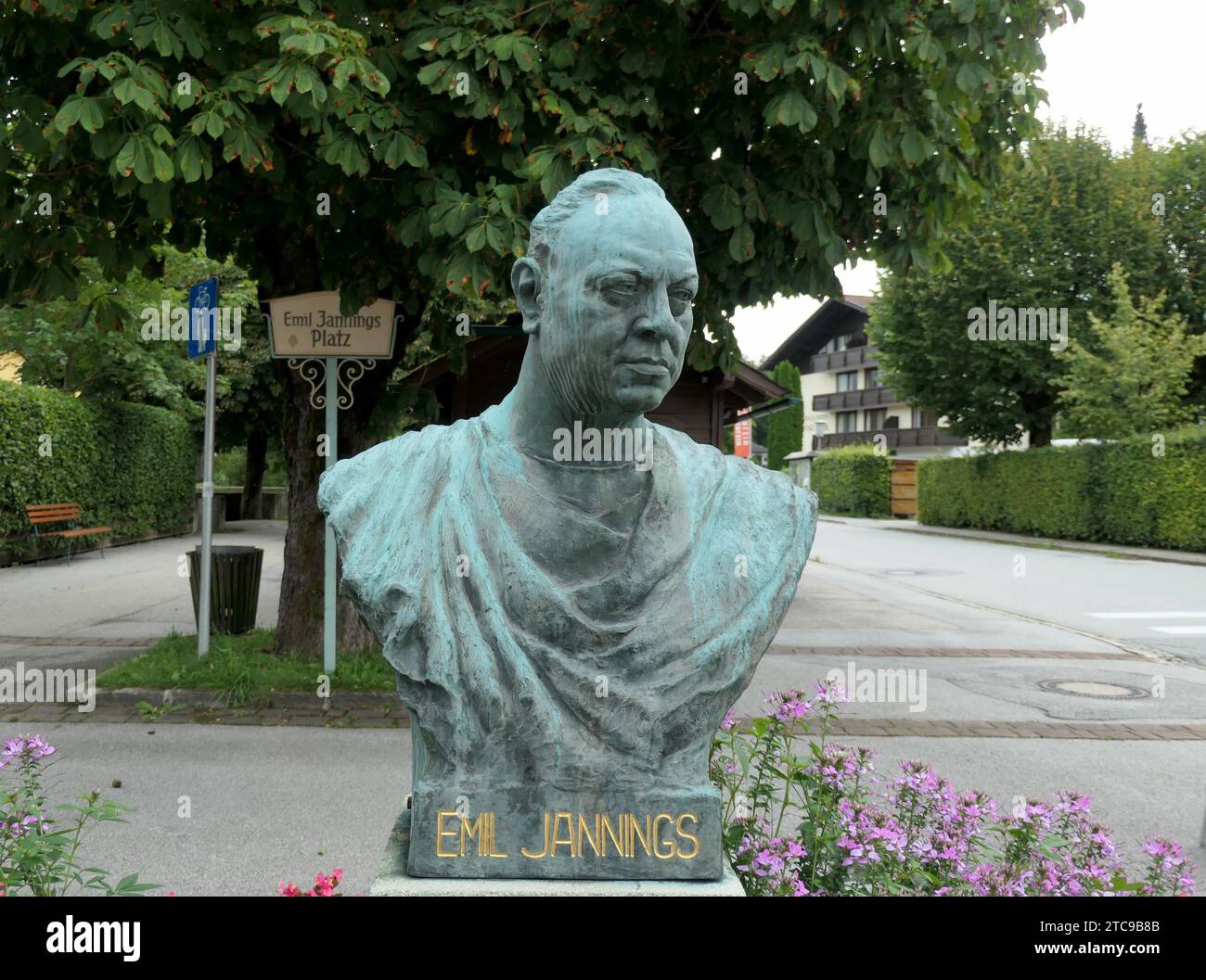 Strobl, Autriche. 27 août 2023. Buste de l'acteur allemand Emil Jannings, 1884-1950, dans Strobl am Wolfgangsee dans la région du Salzkammergut en Autriche. Le Salzkammergut est la capitale de la culture 2024. Crédit : Beate Schleep/dpa/Alamy Live News Banque D'Images