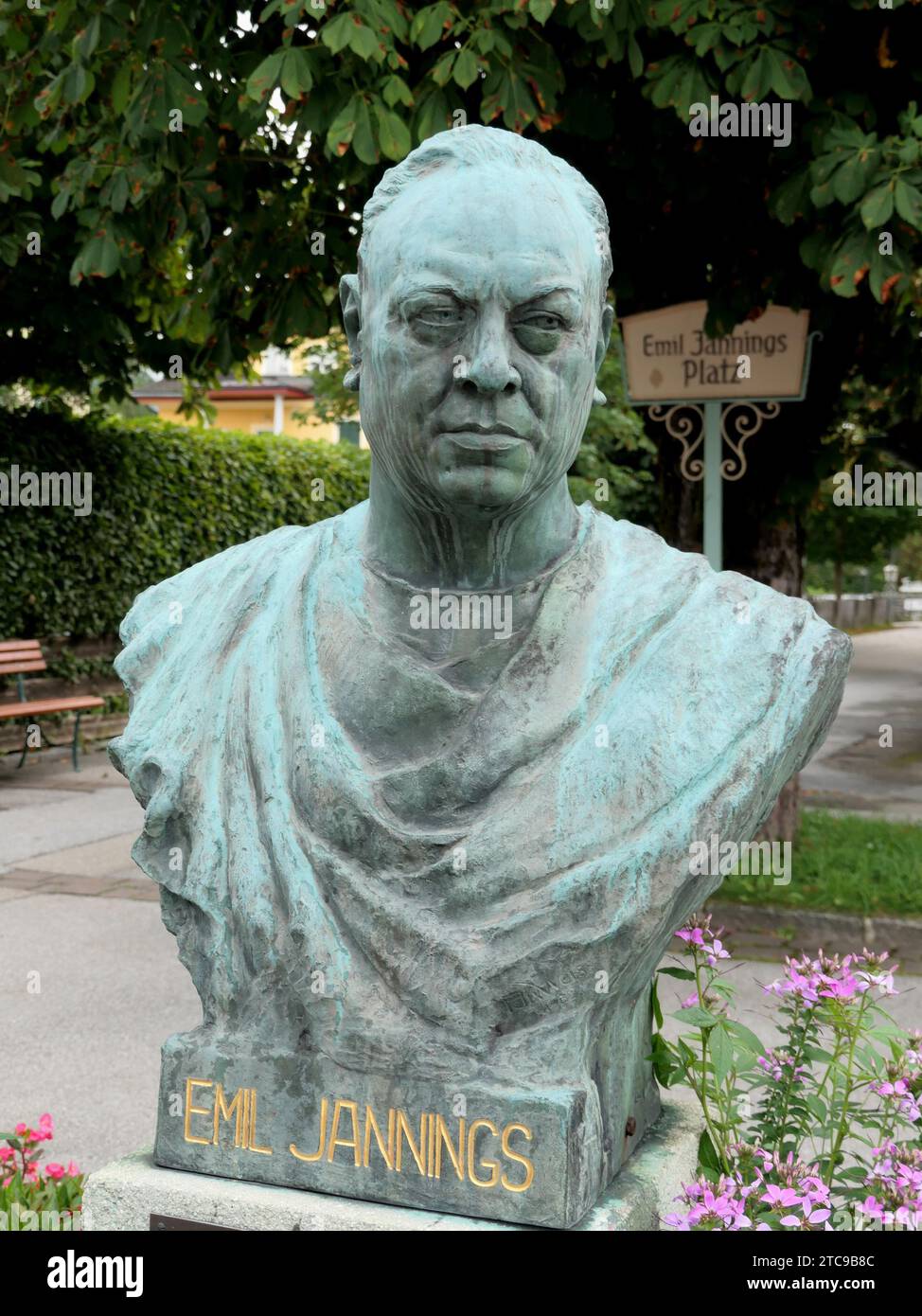 Strobl, Autriche. 27 août 2023. Buste de l'acteur allemand Emil Jannings, 1884-1950, dans Strobl am Wolfgangsee dans la région du Salzkammergut en Autriche. Le Salzkammergut est la capitale de la culture 2024. Crédit : Beate Schleep/dpa/Alamy Live News Banque D'Images