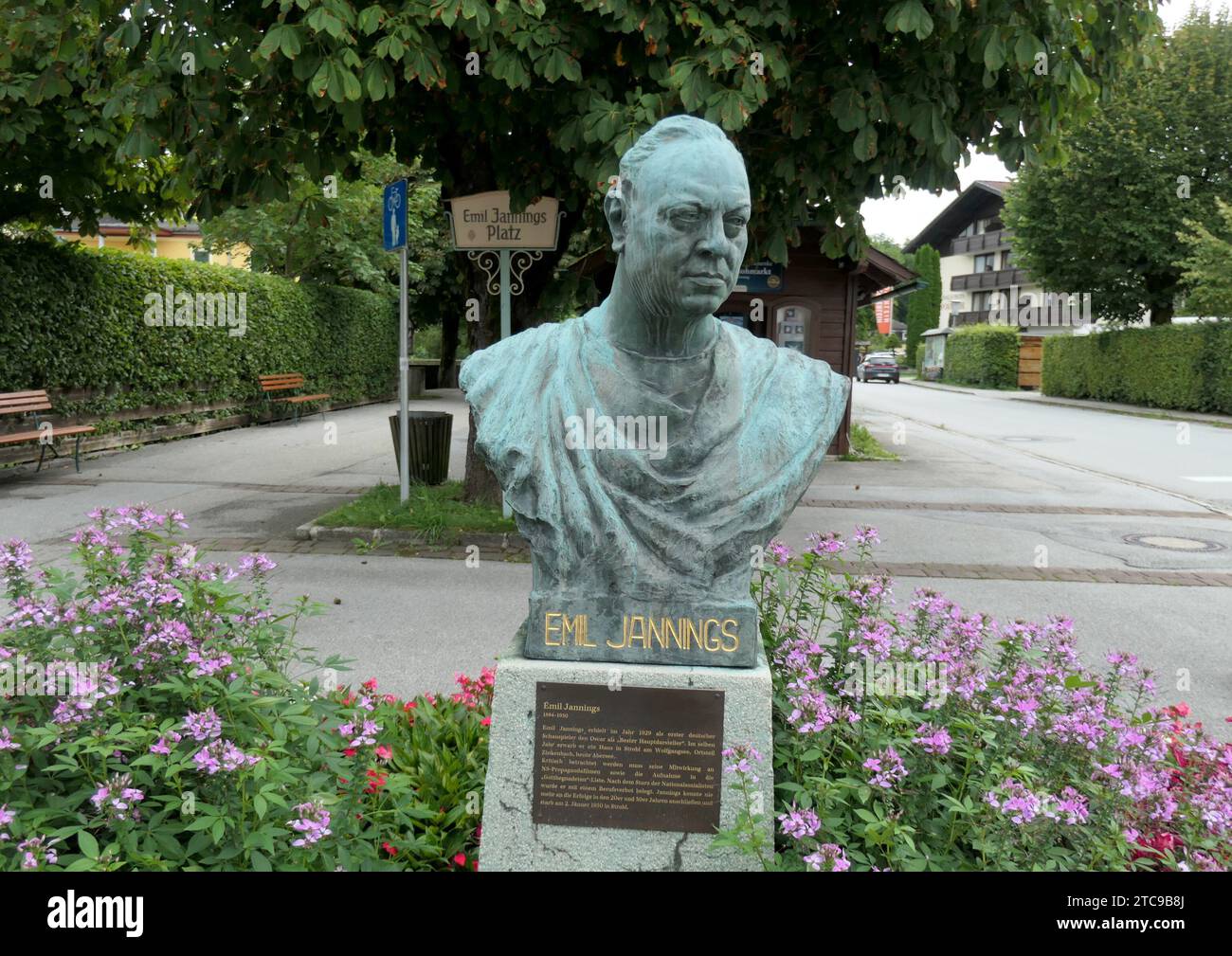 Strobl, Autriche. 27 août 2023. Buste de l'acteur allemand Emil Jannings, 1884-1950, dans Strobl am Wolfgangsee dans la région du Salzkammergut en Autriche. Le Salzkammergut est la capitale de la culture 2024. Crédit : Beate Schleep/dpa/Alamy Live News Banque D'Images